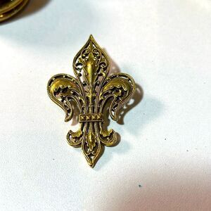 Flour de Lis Gold Tone Brooch. WA208